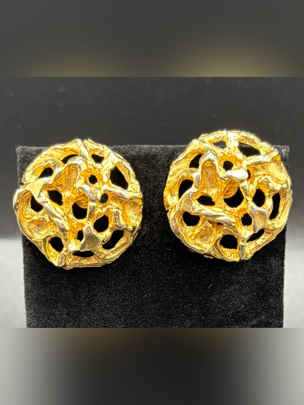 Vintage 1970 Crown Trifari Jonathan Bailey Gold Tone Nugget Clip On Earrings